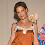 Katie Holmes w satynowym komplecie Aligne. Trend zimy 2025/2026