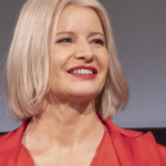 Bordowa sukienka Małgorzaty Kożuchowskiej – zimowe stylizacje 2025