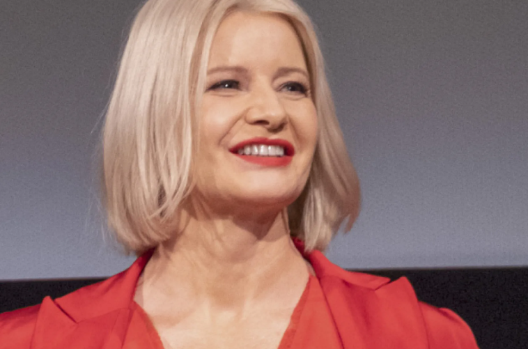 Bordowa sukienka Małgorzaty Kożuchowskiej – zimowe stylizacje 2025