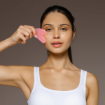 Masaż gua sha w domu – efekty, fakty i ograniczenia popularnej metody