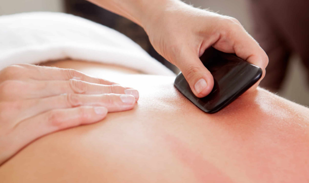 Masaż gua sha w domu – efekty, ograniczenia i fakty. Co naprawdę daje ten zabieg?