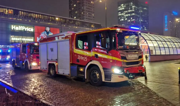 Zadymienie w metrze Warszawa: zamknięte stacje Centrum, Świętokrzyska i Ratusz-Arsenał
