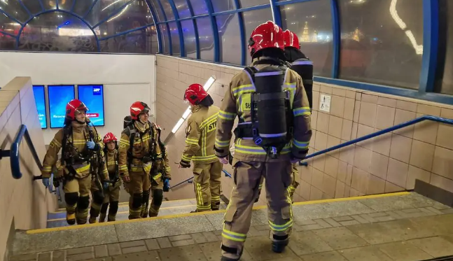 Zadymienie na stacji metra Centrum w Warszawie: zamknięte trzy stacje linii M1, kursuje komunikacja zastępcza