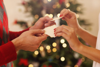 Tradycja Wigilii w Polsce: modlitwa, Ewangelia i dzielenie się opłatkiem