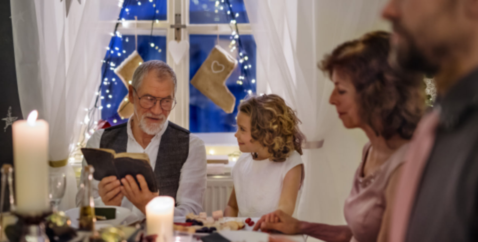 Modlitwa wigilijna 24 grudnia – pełny przebieg, kolejność modlitw i dzielenie się opłatkiem