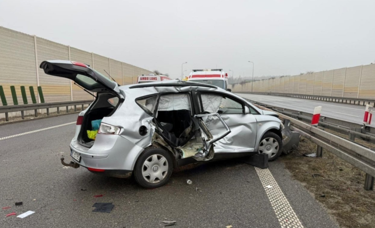 Karambol dziewięciu aut na S8 pod Rawą Mazowiecką: dlaczego doszło do zderzenia, ile osób rannych i kiedy ruszy ruch