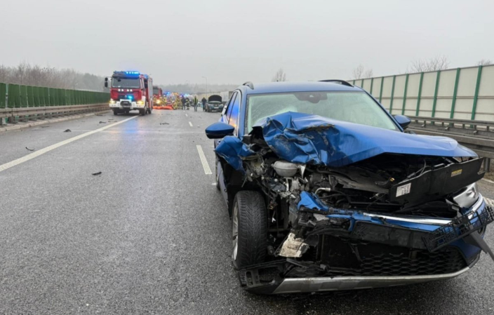 Karambol dziewięciu aut na S8 pod Rawą Mazowiecką: dlaczego doszło do zderzenia, ile osób rannych i kiedy ruszy ruch