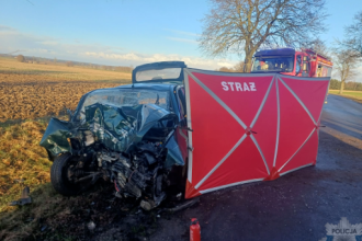 Śmiertelny wypadek pod Mławą. 65-letnia kierująca Hyundaiem zginęła na śliskiej drodze