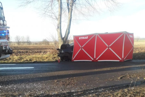 Śmiertelny wypadek pod Mławą. 65-letnia kierująca Hyundaiem zginęła na śliskiej drodze