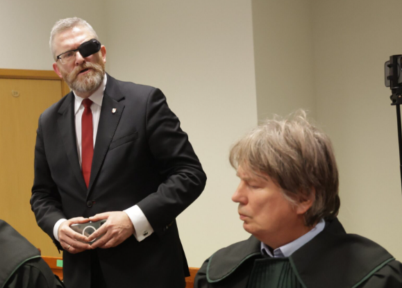 Proces Grzegorza Brauna w Warszawie – zarzuty, grożąca kara i nowe śledztwa (grudzień 2025)