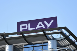 UOKiK: 108,57 mln zł kary dla Play — zwroty dla klientów za rabaty