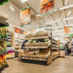 Eurocash zamyka 150 sklepów i zwalnia 3000 osób – plan do 2027 r.