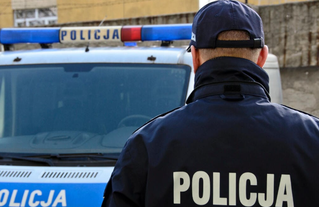 Policja w Warszawie wszczyna procedurę zwolnienia dowódcy. Śledztwo w sprawie gwałtu w Piasecznie