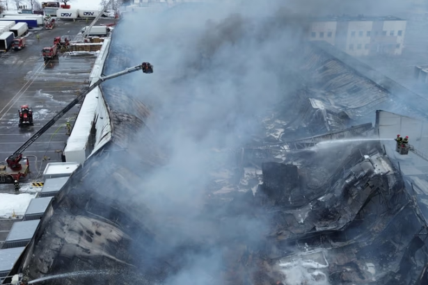 Pożar w magazynie Schenker pod Poznaniem: dlaczego wszystko zaczęło się od jednej paczki i co wiadomo o stratach