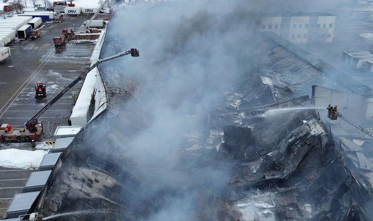 Pożar w magazynie Schenker pod Poznaniem: dlaczego wszystko zaczęło się od jednej paczki i co wiadomo o stratach