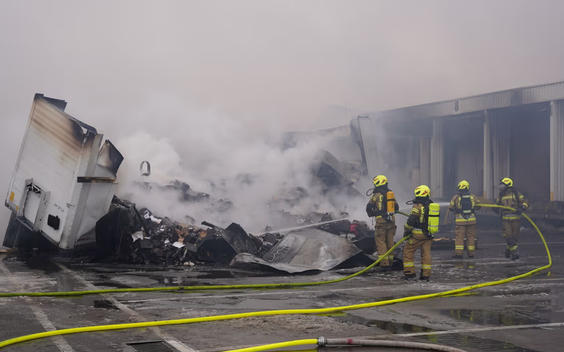 Pożar w magazynie Schenker pod Poznaniem: dlaczego wszystko zaczęło się od jednej paczki i co wiadomo o stratach