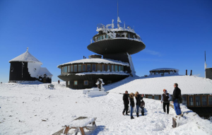 Akcja ratunkowa na Śnieżce: rodzina z 9-letnim dzieckiem utknęła po zmroku, interweniował GOPR