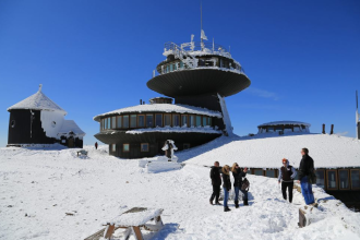 Akcja ratunkowa na Śnieżce: rodzina z 9-letnim dzieckiem utknęła po zmroku, interweniował GOPR