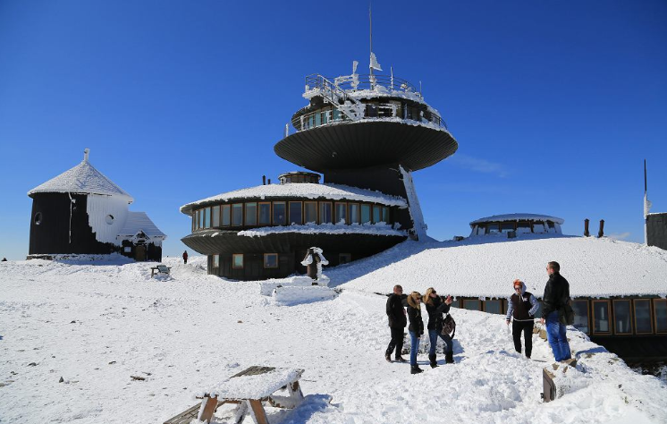 Akcja ratunkowa na Śnieżce: rodzina z 9-letnim dzieckiem utknęła po zmroku, interweniował GOPR