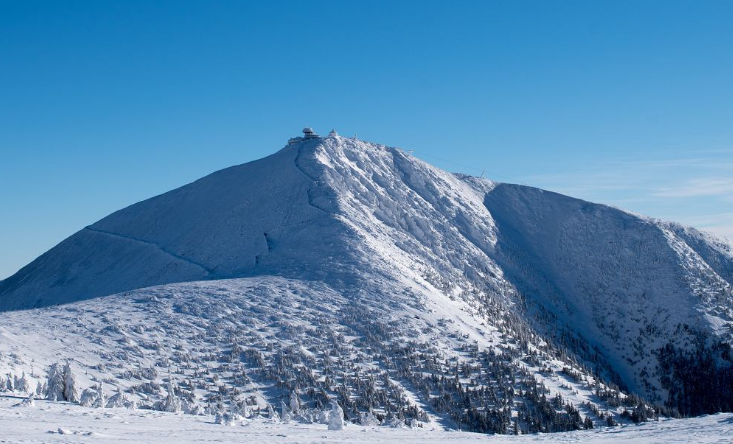 Akcja ratunkowa na Śnieżce: rodzina z 9-letnim dzieckiem utknęła po zmroku, interweniował GOPR