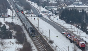 Utrudnienia na trasie Warszawa–Łowicz po wypadku w Błoniu: opóźnienia pociągów, objazdy i autobusy zastępcze