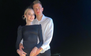 Po golu Trubina kibice szukają jego żony. Marina Trubina na trybunach podczas Benfica–Real