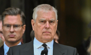 Nowe akta Epsteina: ujawnione zdjęcia z księciem Andrzejem. Co pokazują dokumenty z USA