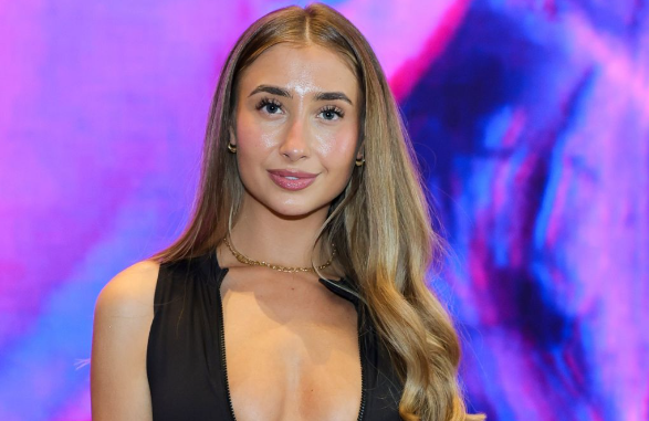 Gwiazda OnlyFans Lily Phillips ponownie przyjęła chrzest w grudniu 2025 roku — co ujawniła w rozmowie z Us Weekly