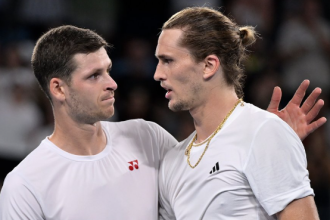 Hubert Hurkacz pokonał Alexandra Zvereva 6:3, 6:4 w United Cup 2026 — emocje, rozbita rakieta i 21 asów