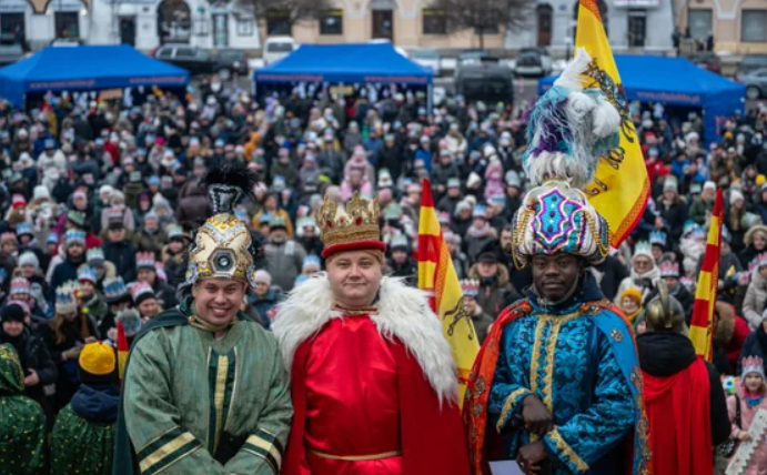 Orszak Trzech Króli w Warszawie 6 stycznia 2026: prezydent Karol Nawrocki z żoną wśród uczestników