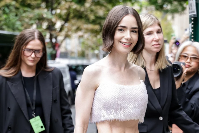 Lily Collins w 2026 roku: kariera, życie prywatne i przyszłość „Emily w Paryżu” — co wiadomo o gwieździe Netflixa