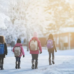Silne mrozy w Polsce: kiedy dyrektor szkoły może zawiesić zajęcia i gdzie lekcje odwołano
