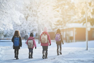 Silne mrozy w Polsce: kiedy dyrektor szkoły może zawiesić zajęcia i gdzie lekcje odwołano