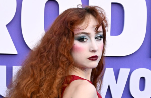 Grammys 2026: Chappell Roan w Mugler – „naked dress” z czerwonego dywanu, o którym mówi cały internet