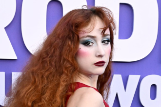 Grammys 2026: Chappell Roan w Mugler – „naked dress” z czerwonego dywanu, o którym mówi cały internet