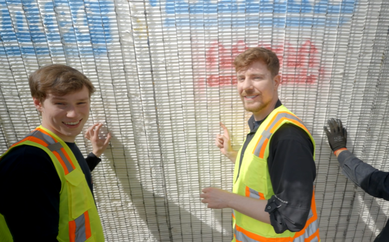 MrBeast zbudował 10 szkół — gdzie powstały i co jeszcze dorzucił uczniom poza klasami?