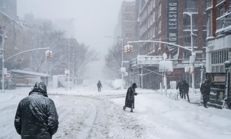 Śnieżyca w USA: dlaczego ogłoszono stan wyjątkowy w 7 stanach i co dzieje się w Nowym Jorku?