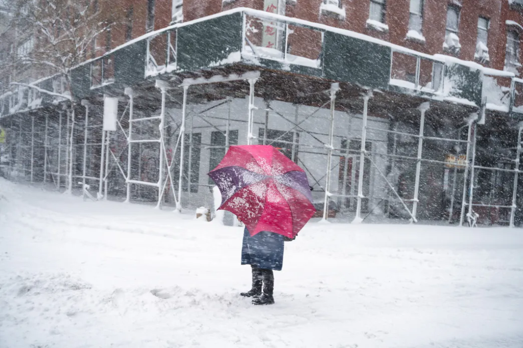 Śnieżyca w USA: dlaczego ogłoszono stan wyjątkowy w 7 stanach i co dzieje się w Nowym Jorku?