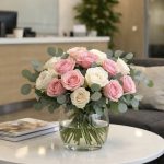 Elegancki bukiet róż w sekretariacie dyrektora – profesjonalna oprawa florystyczna biura.