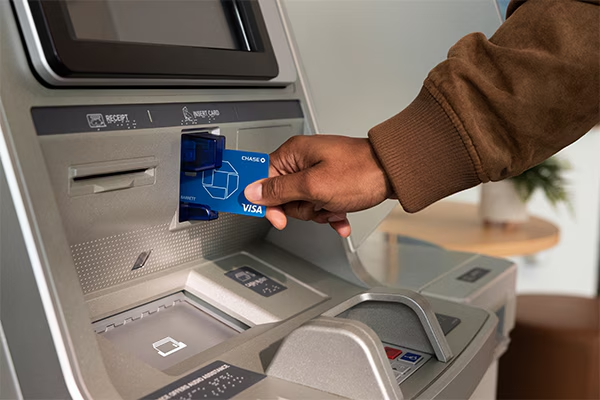 Wypłata z bankomatu bez karty coraz bliżej. Czy Polska jest gotowa na rewolucję bez plastiku