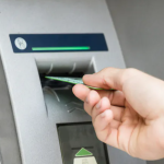 Wypłata z bankomatu bez karty coraz bliżej. Czy Polska jest gotowa na rewolucję bez plastiku