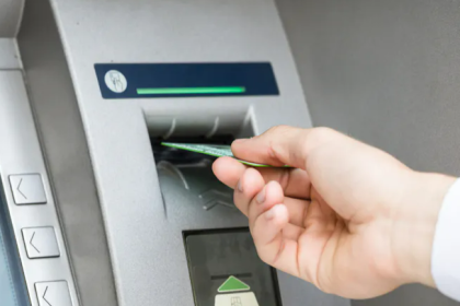 Wypłata z bankomatu bez karty coraz bliżej. Czy Polska jest gotowa na rewolucję bez plastiku