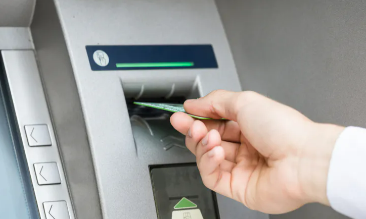 Wypłata z bankomatu bez karty coraz bliżej. Czy Polska jest gotowa na rewolucję bez plastiku