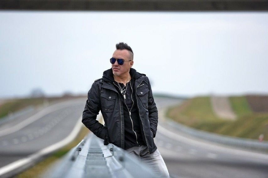 Szymon Wydra kończy 50 lat. Co dziś robi wokalista Carpe Diem i autor „Życie jak poemat”?