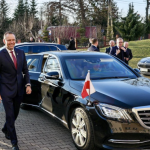 Nawrocki w Chmielniku przyciągnął tłumy. Chaos przed halą i ważne słowa o SAFE