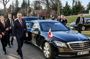 Nawrocki w Chmielniku przyciągnął tłumy. Chaos przed halą i ważne słowa o SAFE