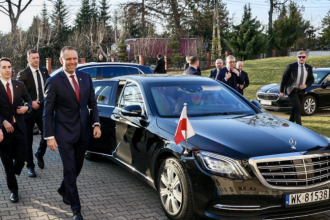 Nawrocki w Chmielniku przyciągnął tłumy. Chaos przed halą i ważne słowa o SAFE