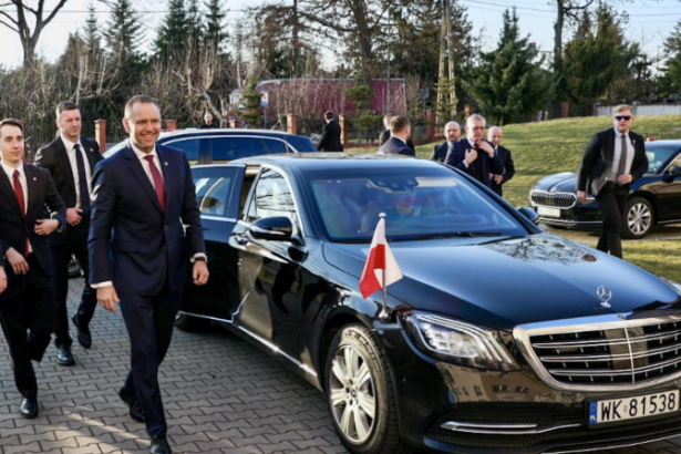 Nawrocki w Chmielniku przyciągnął tłumy. Chaos przed halą i ważne słowa o SAFE
