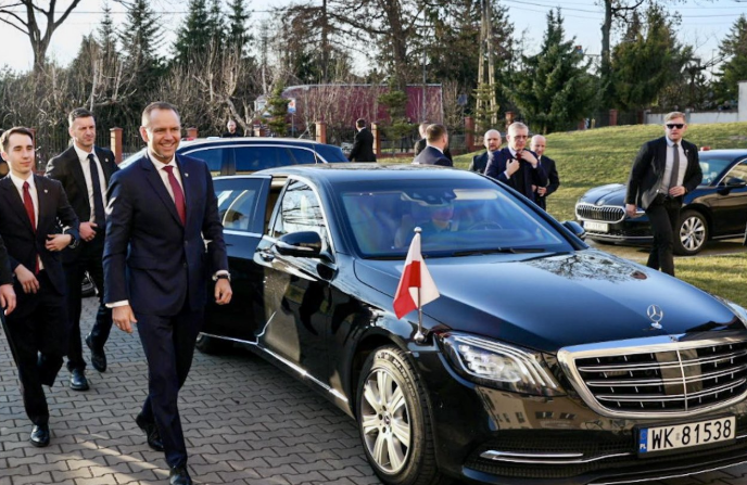 Nawrocki w Chmielniku przyciągnął tłumy. Chaos przed halą i ważne słowa o SAFE