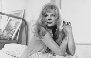 Zmarła Halina Kowalska. Biografia, wiek i najważniejsze role aktorki z „Nie ma róży bez ognia”